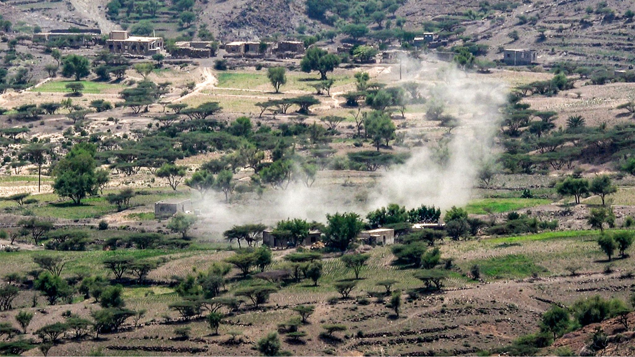 Smoke rises following strikes during ongoing fighting between Houthi and Saudi-backed Yemeni government forces along the frontlines in al-Kadha, west of Taiz in western Yemen, September 16, 2026. /VCG