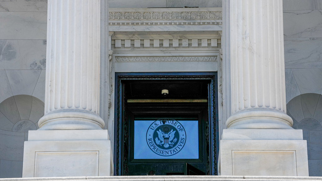 The seal of the US House of Representatives outside the US Capitol in Washington, DC, US, September 16, 2026. /VCG