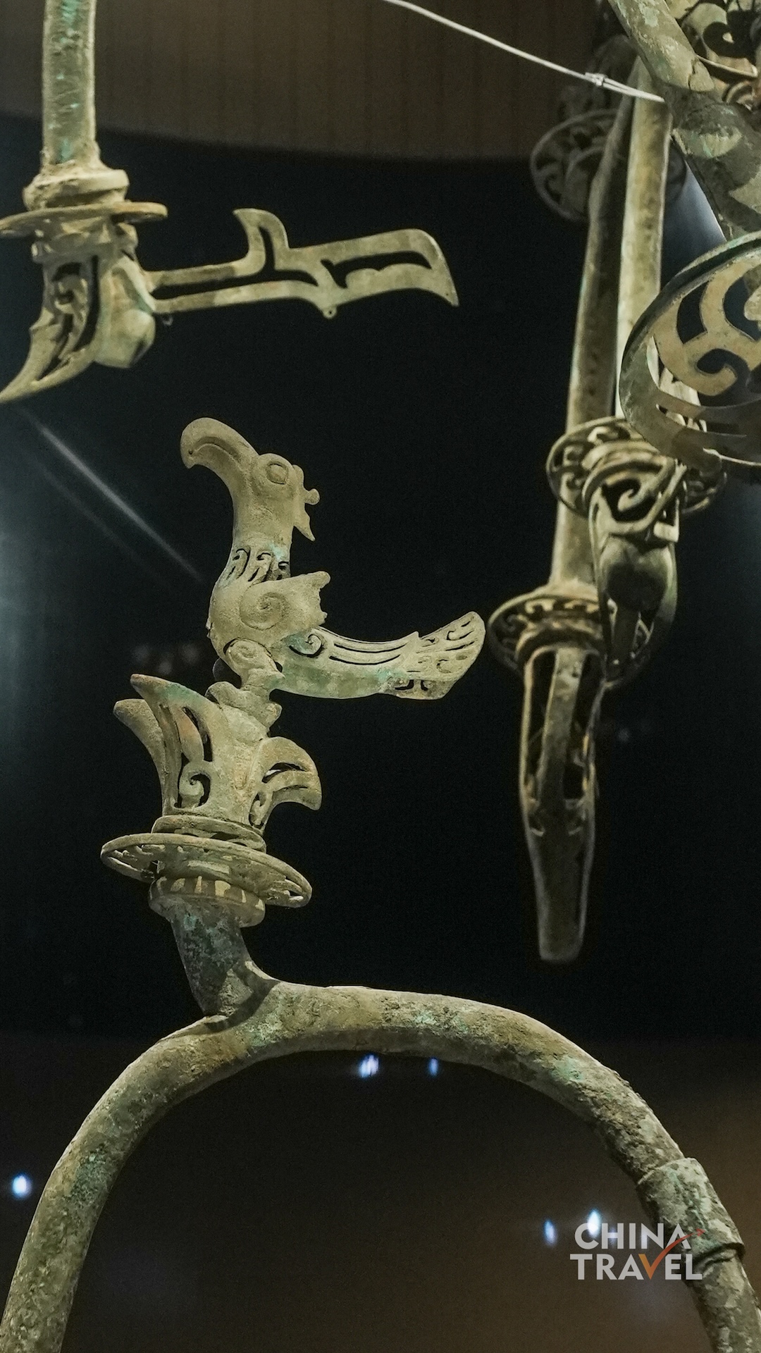 Crested birds perch within curling and openwork bronze branches, their raised heads and extended beaks creating an alert rhythm. /CGTN