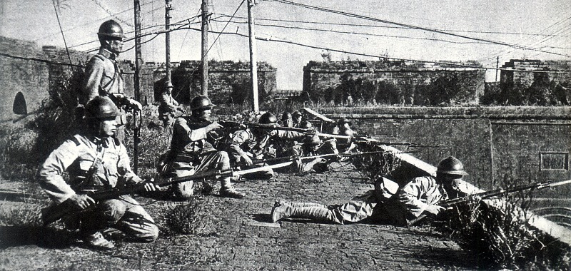 Japanese Kwantung Army troops atop Xiaoximen Gate in Shenyang, Liaoning Province on September 19, 1931, a day after the September 18 Incident began. /VCG