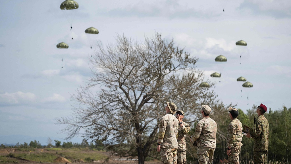 Paratroopers with Japan's 1st Airborne Brigade head to the drop zone as US Army air operations managers look on during Operation Orient Shield 2026 Joint Airborne drop at Kita-Dalen Training area in Eniwa, Hokkaido, Japan, September 15, 2026. /VCG