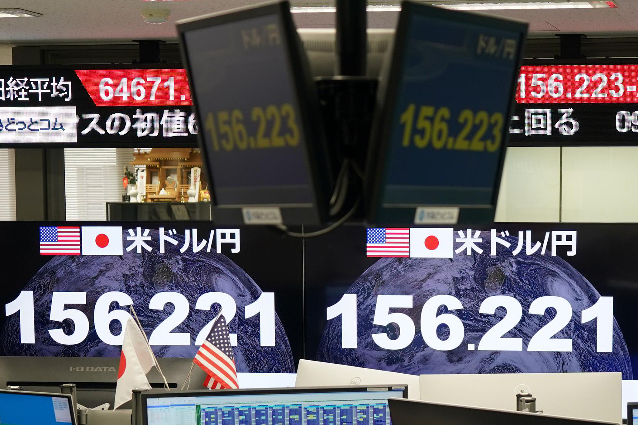 An electronic board displays the Nikkei Stock Average (Nikkei 225) in Minato Ward, Tokyo, Japan, September 18, 2026. /VCG