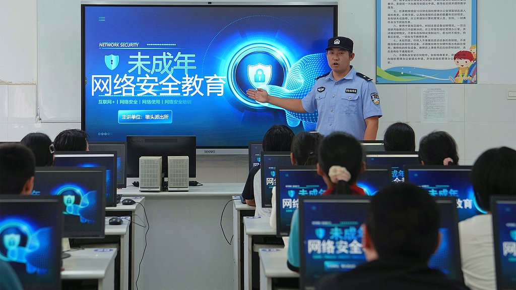 A police officer teaches students at a local primary school about cybersecurity, Duntou Town, Haian City, east China's Jiangsu Province, September 17, 2026. /VCG