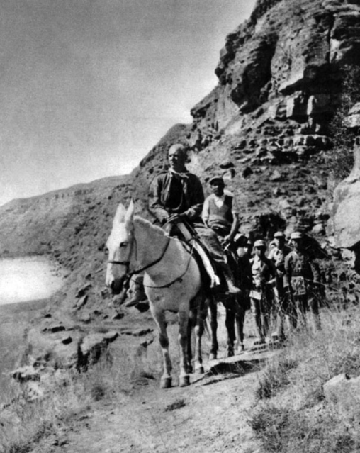 The photo shows Norman Bethune leading a medical team eastward across the Yellow River in May 1938 from Yan'an to the Shanxi-Chahar-Hebei resistance area in China. /National Digital Library of China