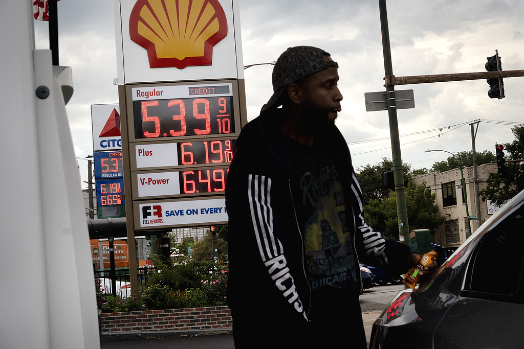  A customer purchases gas at a station in Chicago, US, September 15, 2026. / VCG