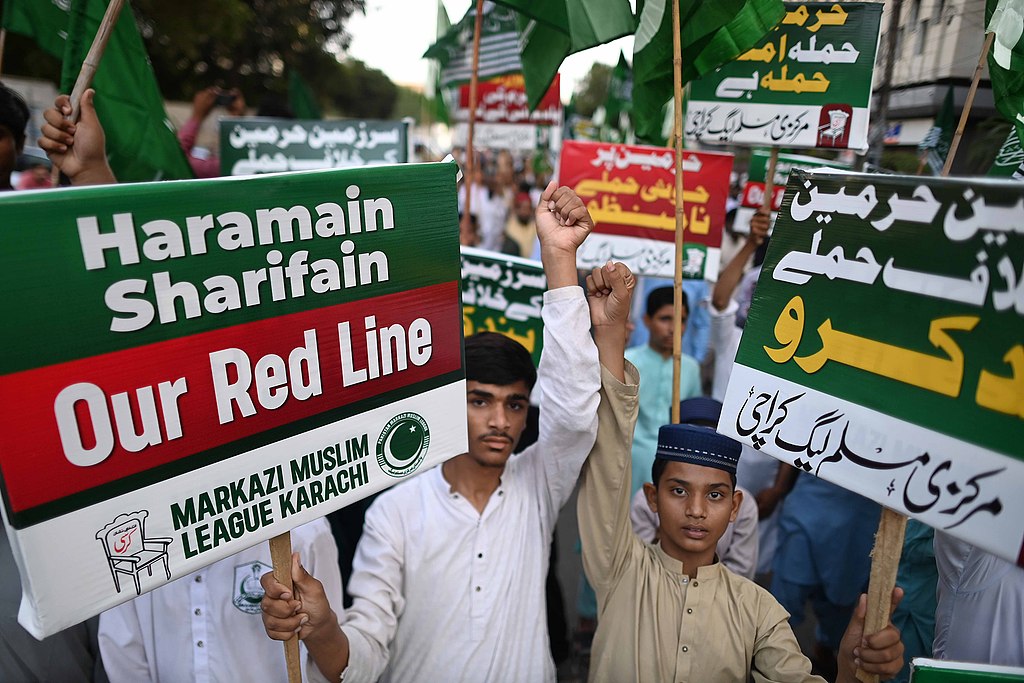 Supporters of the Milli Muslim League stage a protest against attacks by the Houthi group targeting Saudi Arabia and alleged attempts to threaten control of the strategic Bab al-Mandeb Strait, in Karachi, Pakistan, September 17, 2026. /VCG