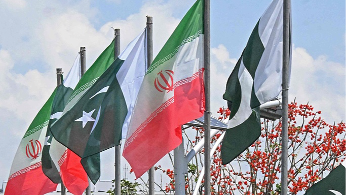 Pakistani, Iranian FMs stress diplomacy, energy security in phone call