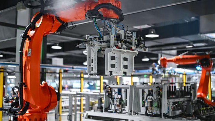 An energy storage production workshop at the Sigenergy Nantong Smart Energy Center in Nantong in eastern Jiangsu Province uses robotic arms, China, July 24, 2026. /Xinhua