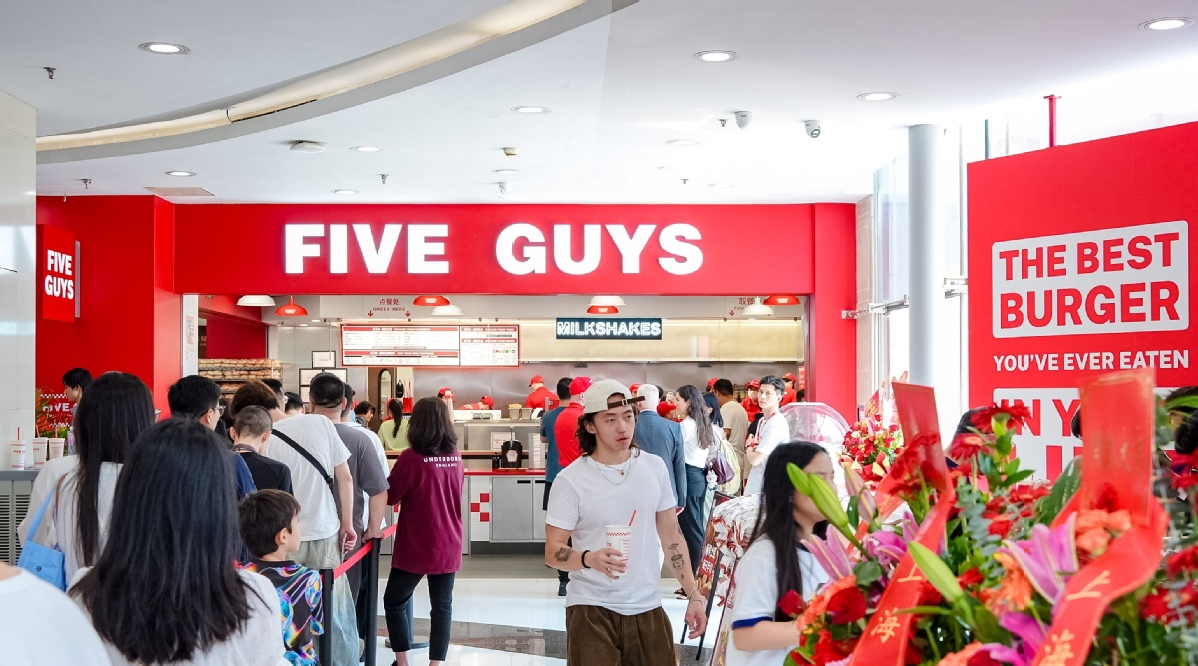 US burger chain Five Guys opens its first two Beijing restaurants on Aug 3, marking the latest step in its expansion across China after entering the Shanghai market. /China Daily