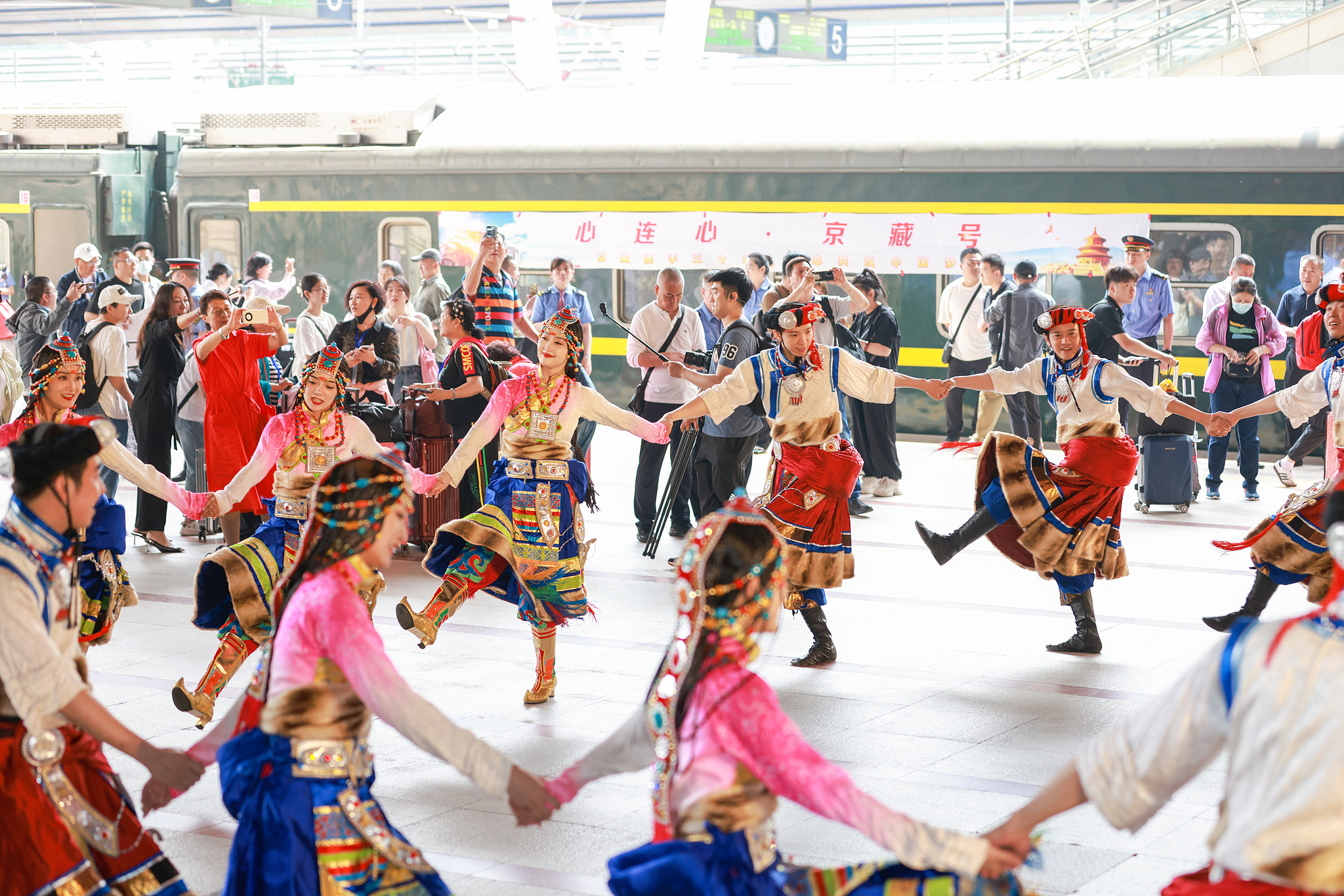 Dancers perform a traditional dance in traditional Tibetan attire as a tourist train from Beijing to Xizang Autonomous Region departs from the Beijing West Railway Station, China, May 19, 2024. /CFP