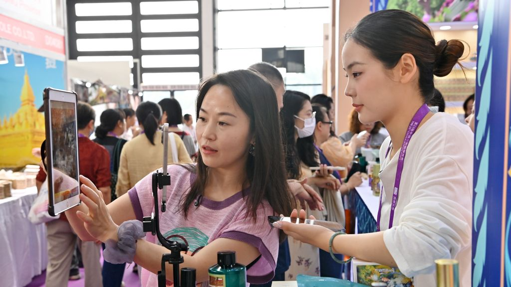 An exhibitor livestreams to promote products at the Nanning International Convention and Exhibition Center in Nanning, Guangxi Zhuang Autonomous Region, September 21, 2026. /Xinhua
