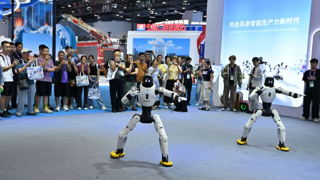 People watch robots perform at the Nanning International Convention and Exhibition Center in Nanning, Guangxi Zhuang Autonomous Region, September 21, 2026. /Xinhua