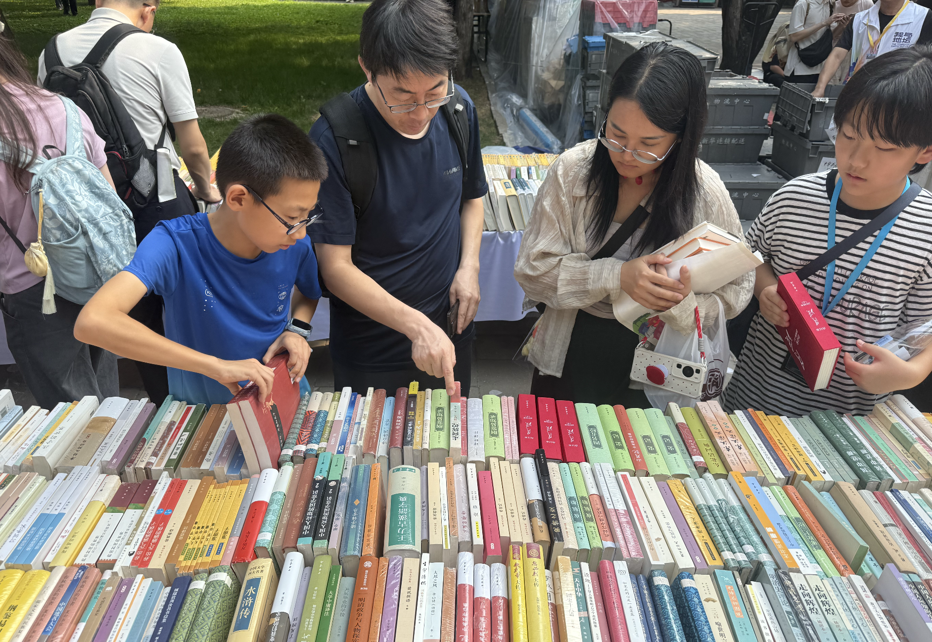 Visitors browsing through numerous books at the Ditan Book Fair 2026, September 19, 2026, Zaruhi Poghosyan /CGTN