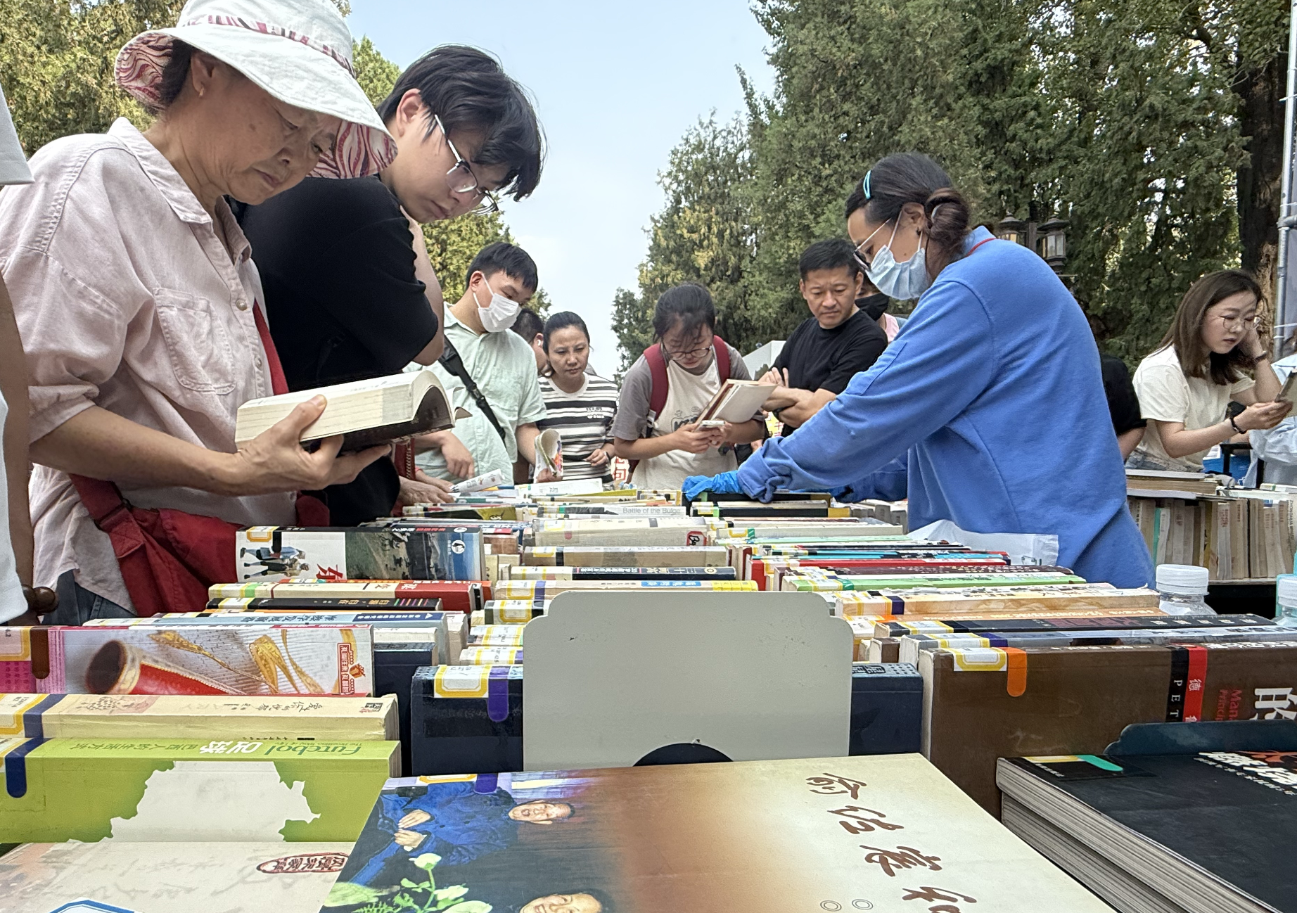 Visitors browsing through numerous books at the Ditan Book Fair 2026, September 19, 2026, Zaruhi Poghosyan /CGTN