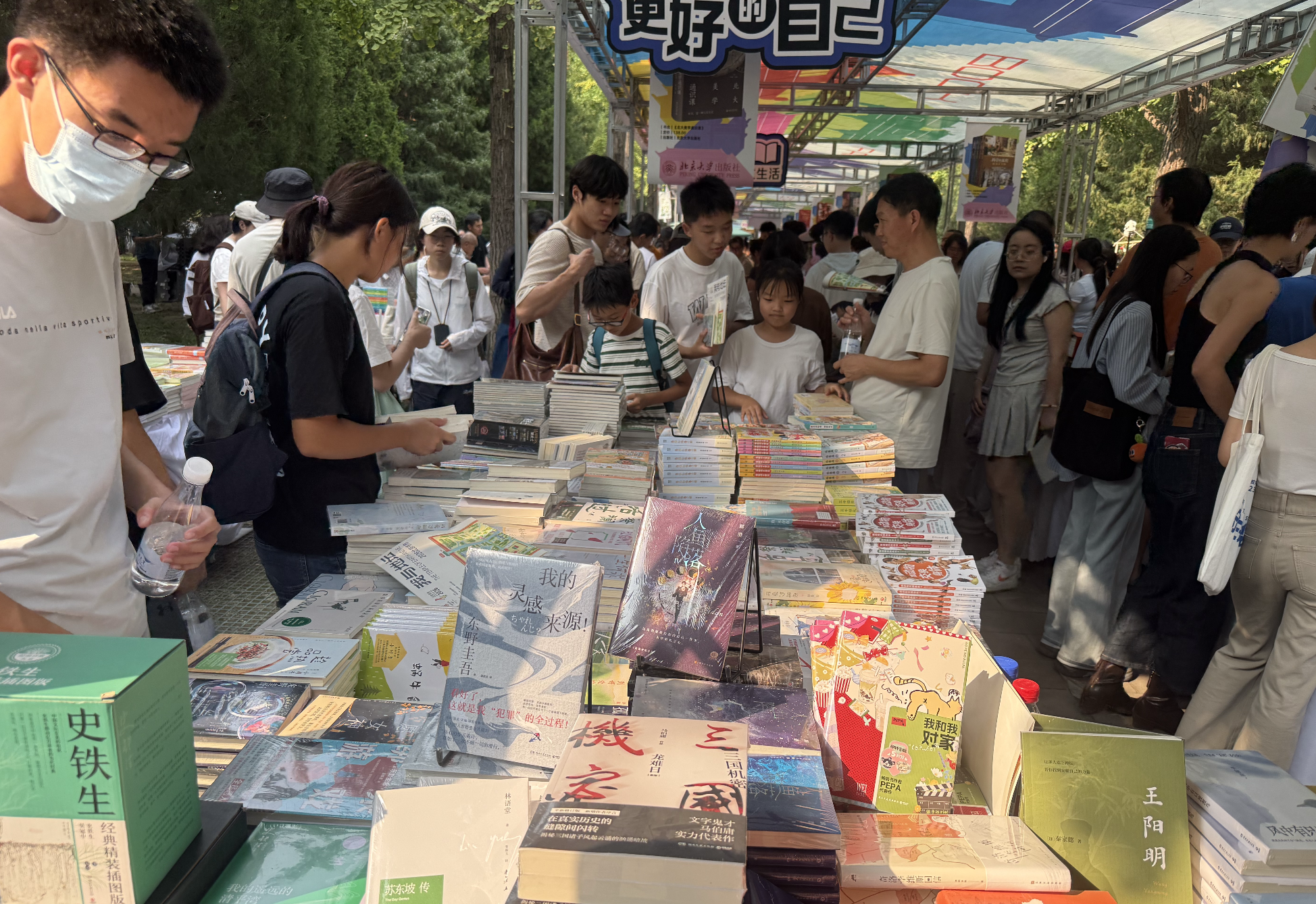 Visitors browsing through numerous books at the Ditan Book Fair 2026, September 19, 2026, Zaruhi Poghosyan /CGTN