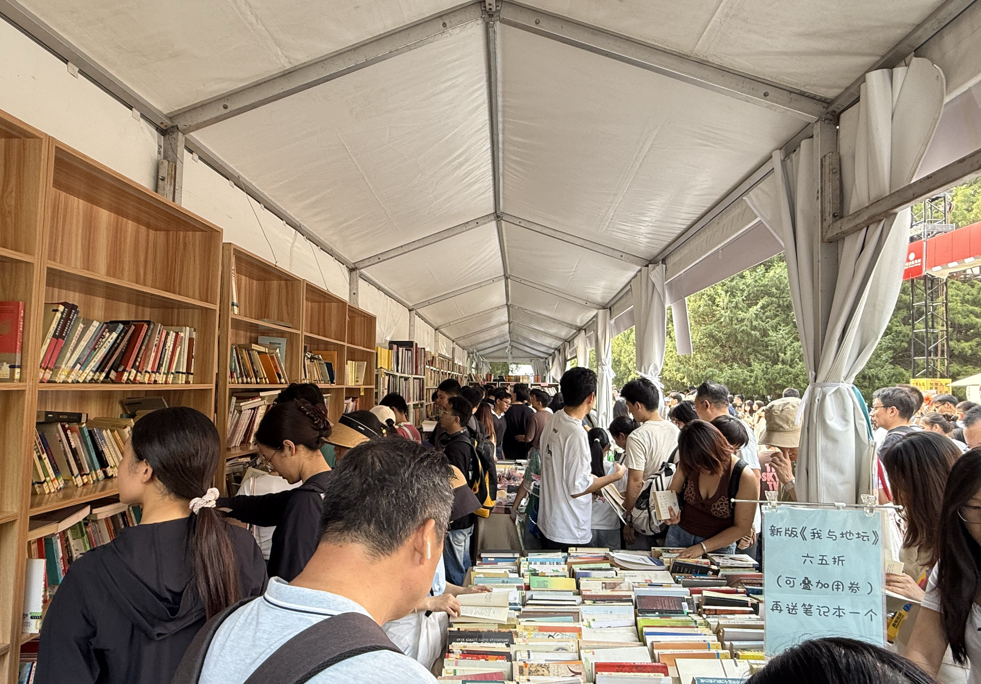 Visitors browsing through numerous books at the Ditan Book Fair 2026, September 19, 2026, Zaruhi Poghosyan /CGTN