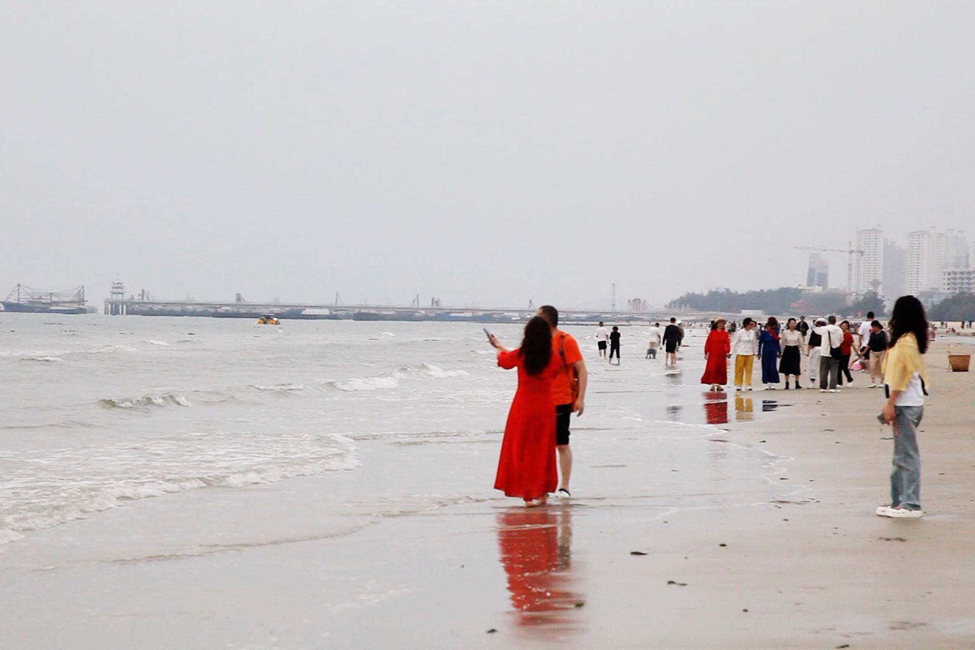 Visitors relax on Silver Beach in Beihai, Guangxi. /CGTN