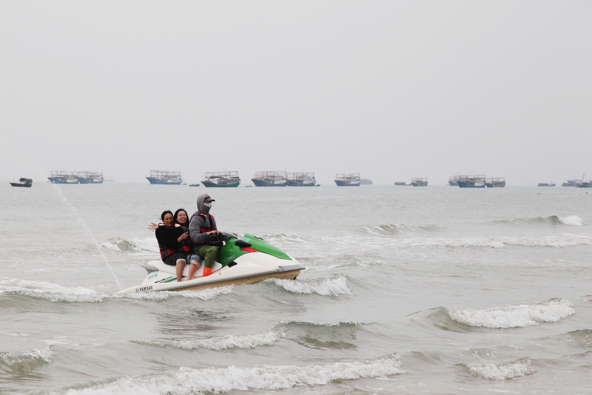 Visitors ride on a motorboat in the waters off Silver Beach in Beihai, Guangxi. /CGTN