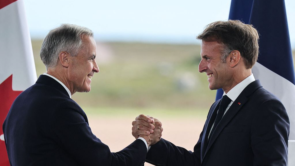 France's President Emmanuel Macron (R) and Canada's Prime Minister Mark Carney (L) hold a joint press statement in Saint-Pierre,  Saint-Pierre-et-Miquelon, France, September 20, 2026. /VCG