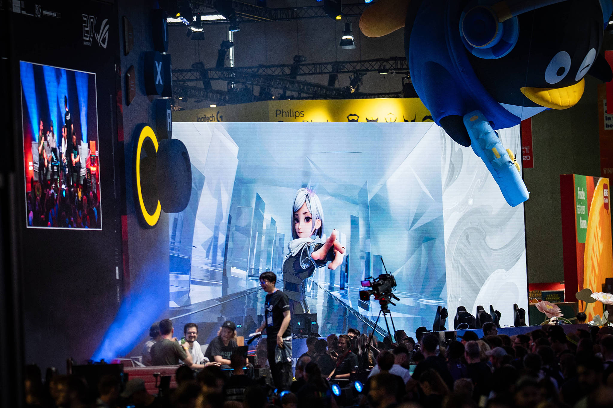 Industry professionals gather at a booth for discussions during Gamescom 2026 in Cologne, Germany, August 29, 2026. /VCG