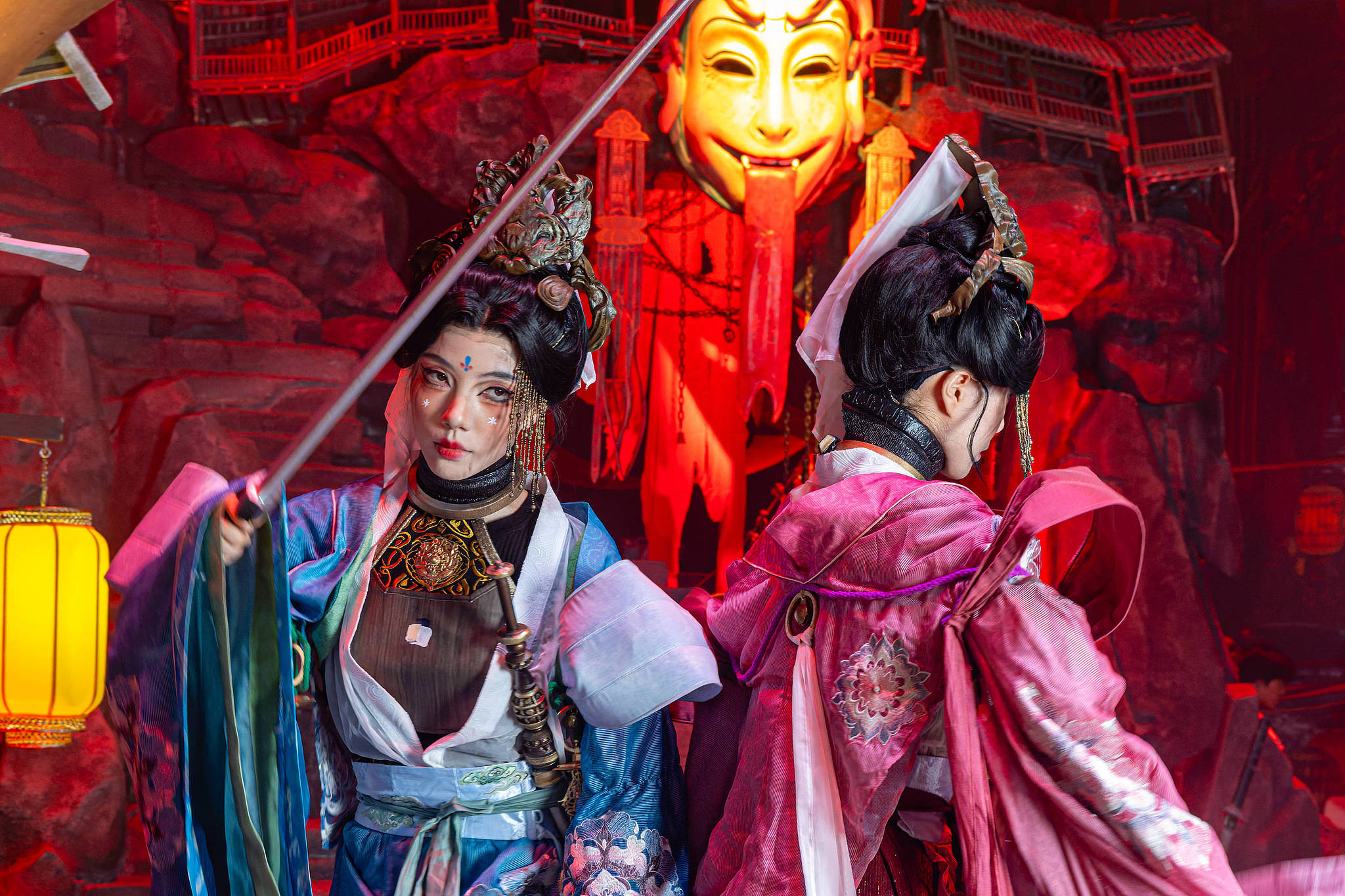 Two Chinese cosplayers showcase their costumes at the exhibition during Gamescom 2026 in Cologne, Germany, August 29, 2026. /VCG