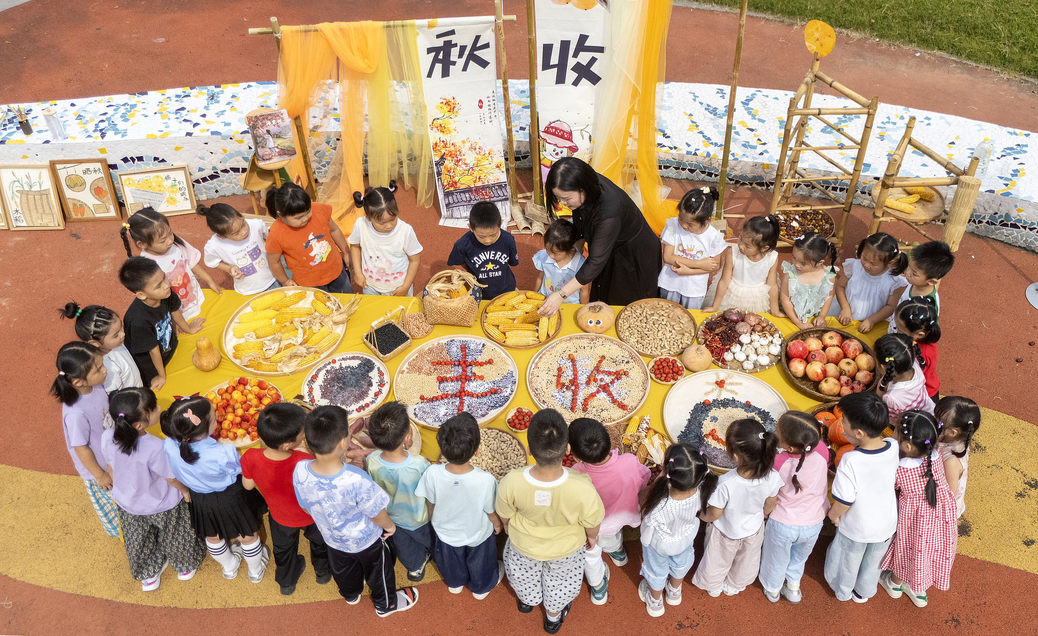 A harvest-themed activity is held at a kindergarten in Nantong, Jiangsu Province. /VCG