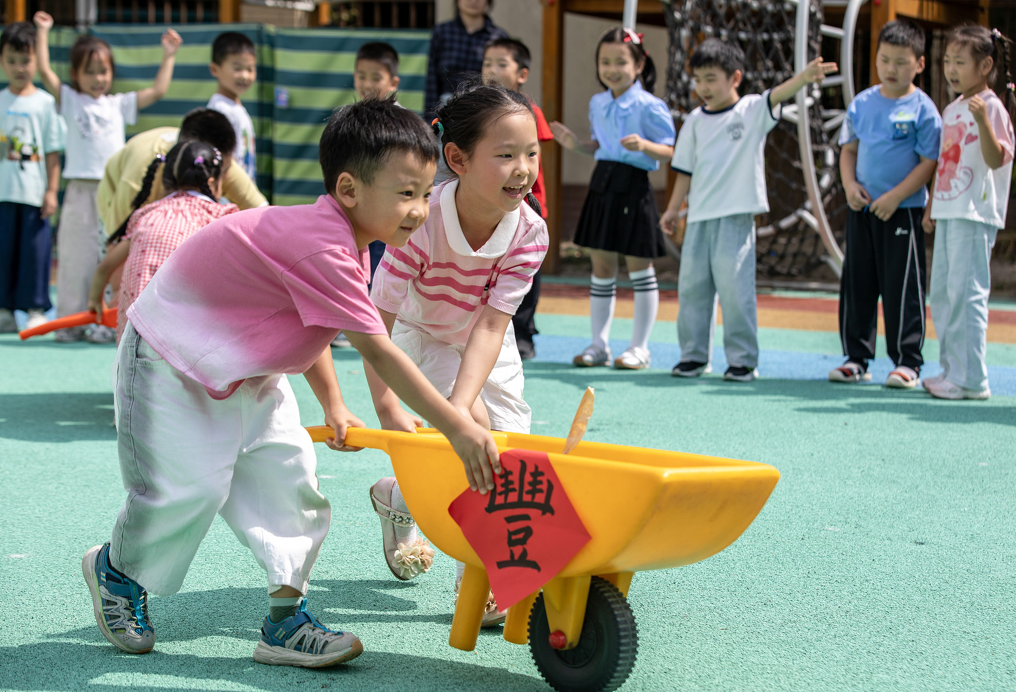 A harvest-themed activity is held at a kindergarten in Nantong, Jiangsu Province. /VCG