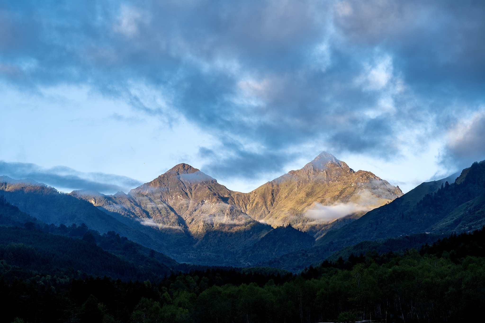 Jiajin Mountain in Ya'an, Sichuan Province, China, October 16, 2025. /VCG