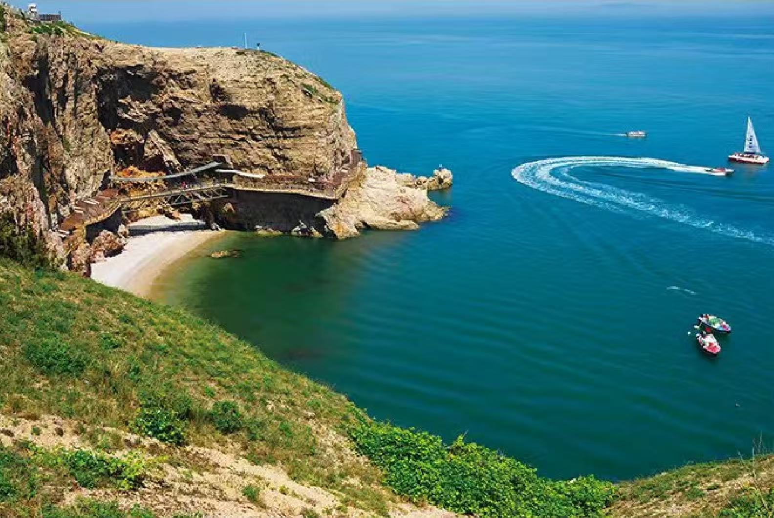 A beach in Weihai, Shandong Province, features in the new travel guide “Discover China: Shandong.” /Photo provided to CGTN