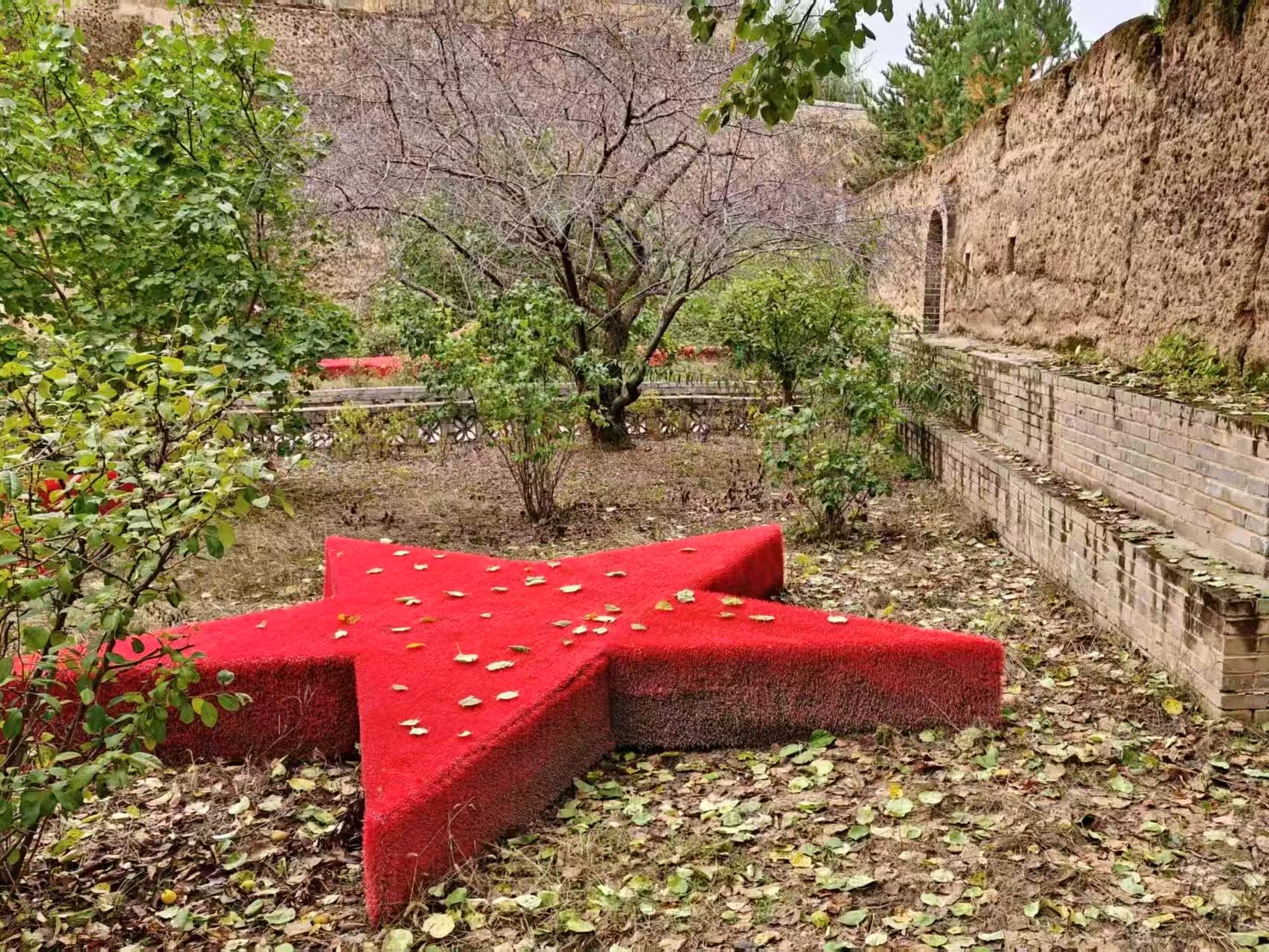 Overlooking Qiaojiaqu: Red stars on cave dwellings, the true spirit of the Long March