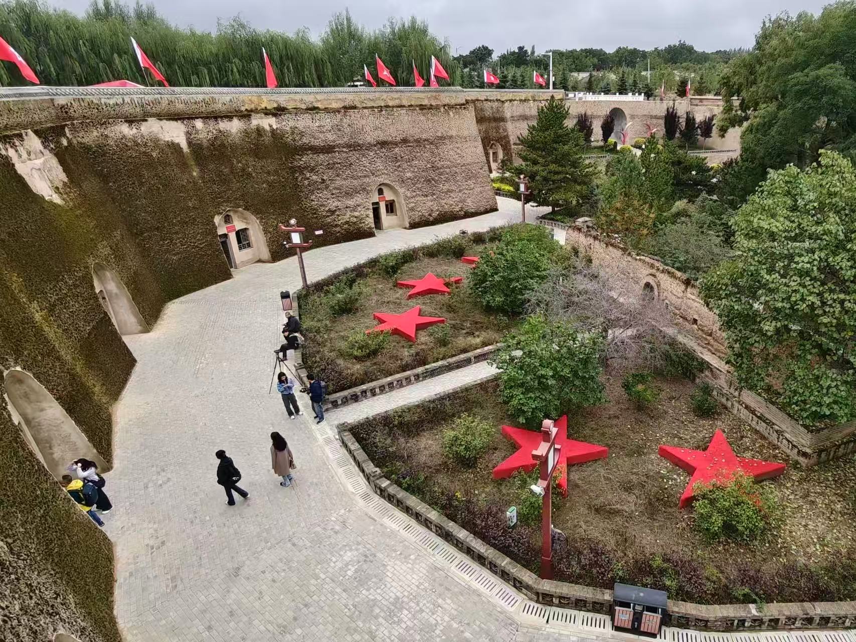 Overlooking Qiaojiaqu: Red stars on cave dwellings, the true spirit of the Long March