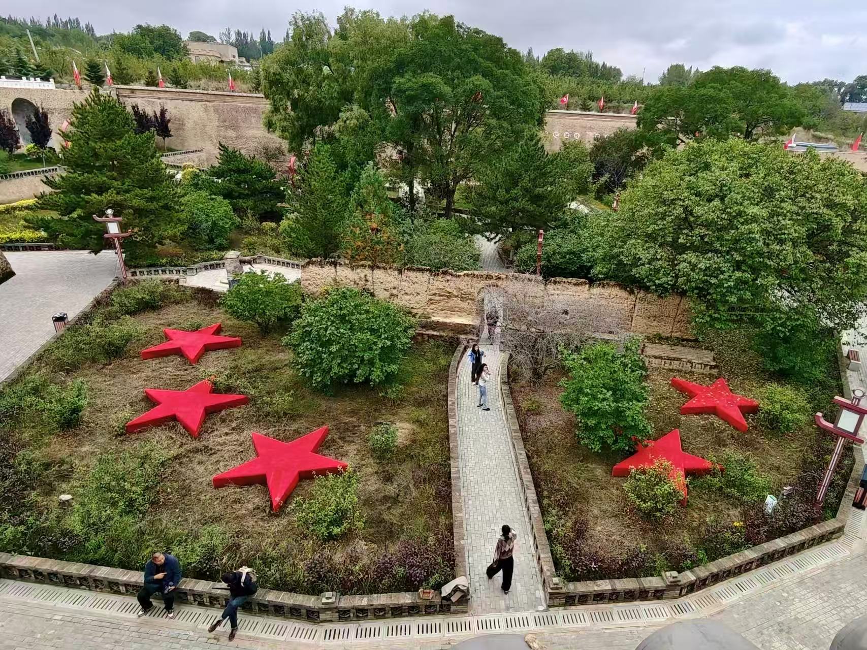 Overlooking Qiaojiaqu: Red stars on cave dwellings, the true spirit of the Long March