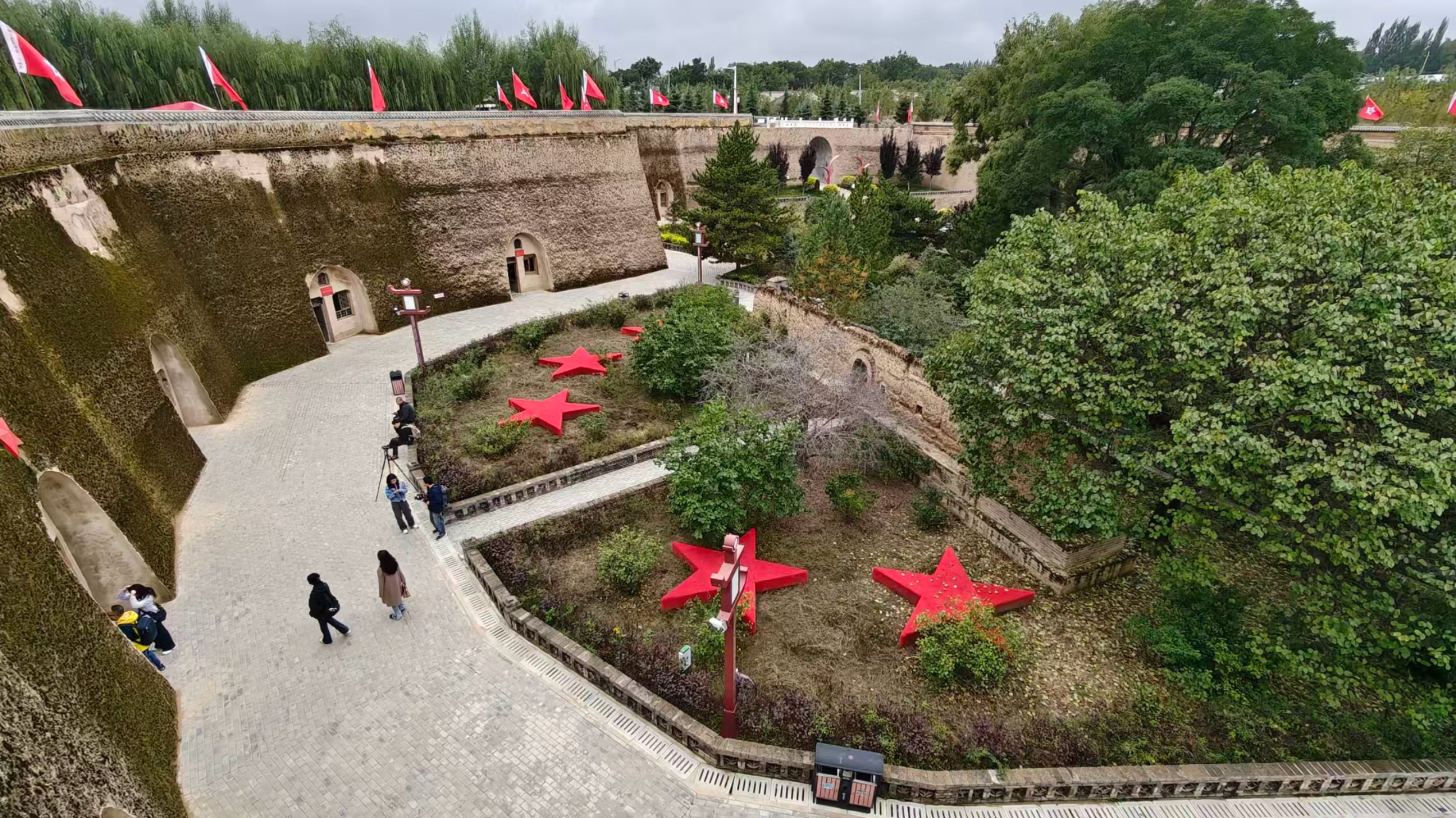 Overlooking Qiaojiaqu: Red stars on cave dwellings