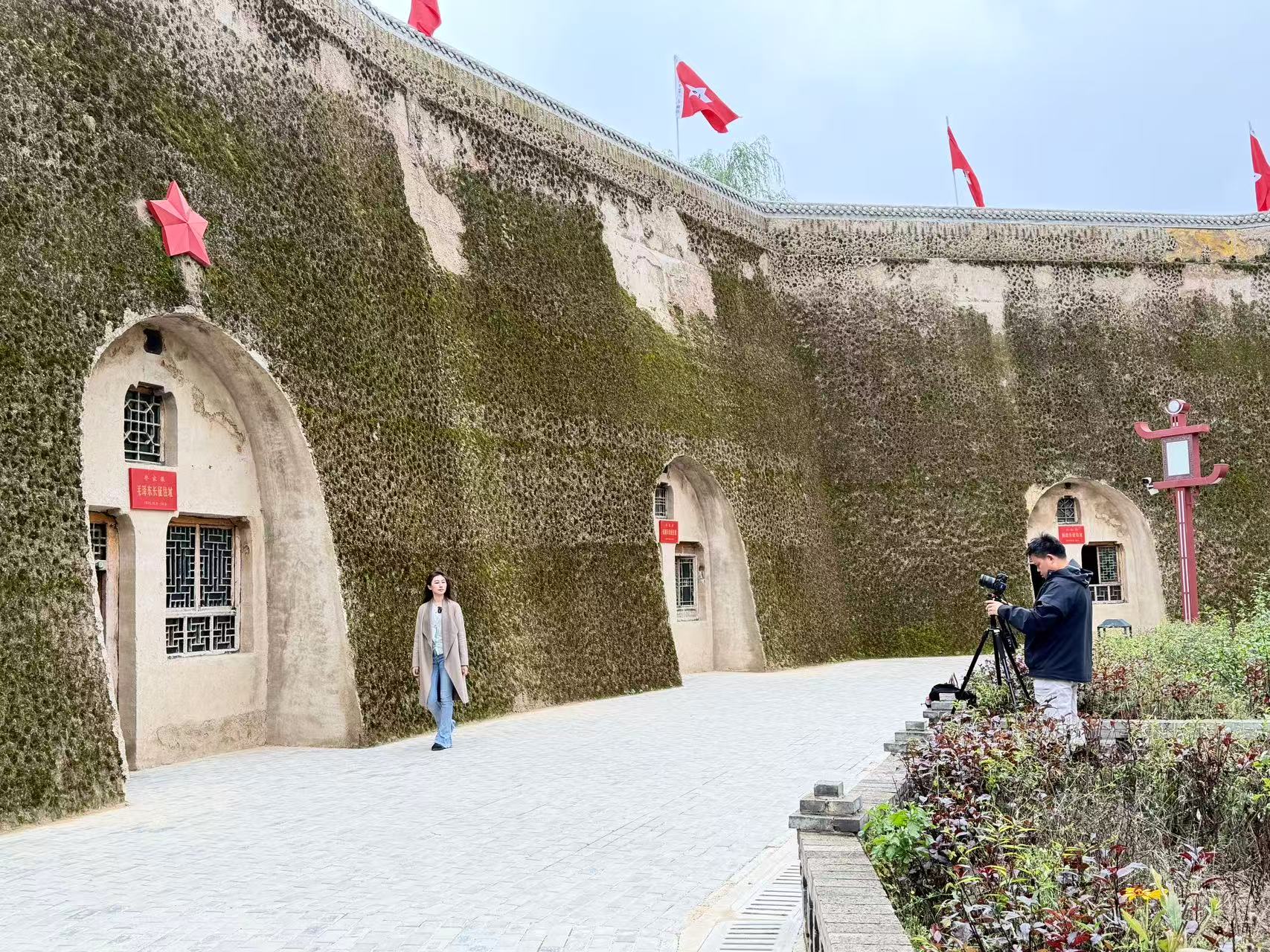Overlooking Qiaojiaqu: Red stars on cave dwellings, the true spirit of the Long March
