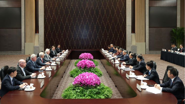 Chinese premier meets WorldSkills International president, CEO
