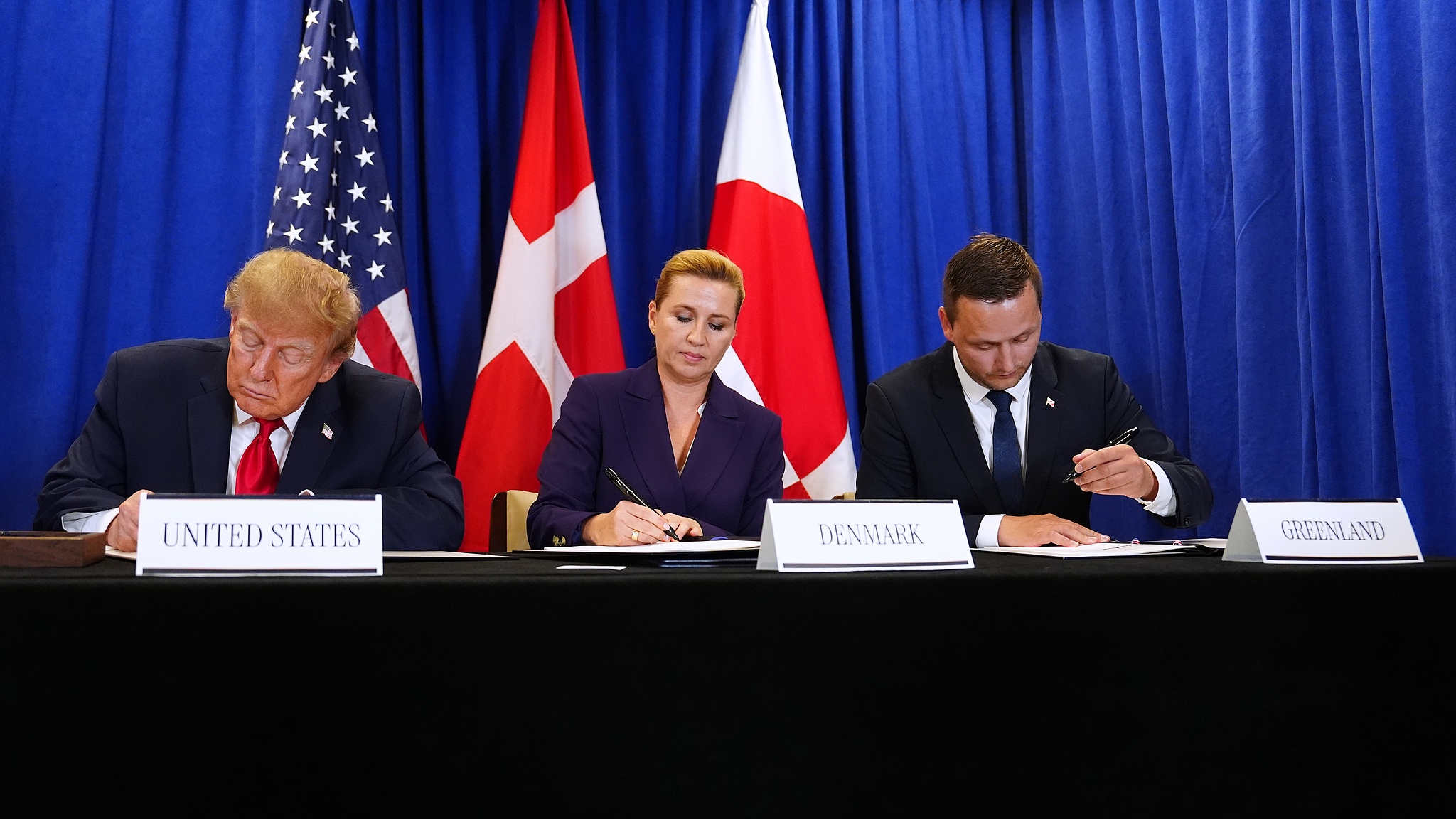 US President Donald Trump (L) signs a security agreement with Denmark's Prime Minister Mette Frederiksen and Greenland's Prime Minister Jens-Frederik Nielsen during the UN General Assembly at the UN headquarters in New York, US, September 22, 2026. /VCG