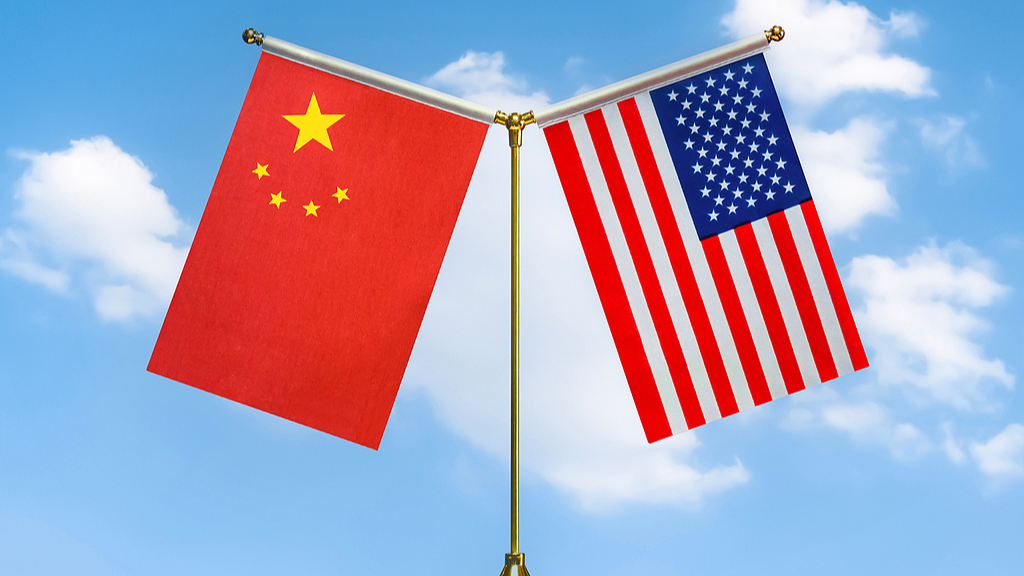 The national flags of China and the United States. /VCG