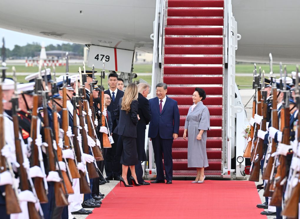US President Donald Trump and his wife, Melania Trump, greet Chinese President Xi Jinping and his wife, Peng Liyuan, at Joint Base Andrews, Washington, D.C., September 23, 2026. /Xinhua