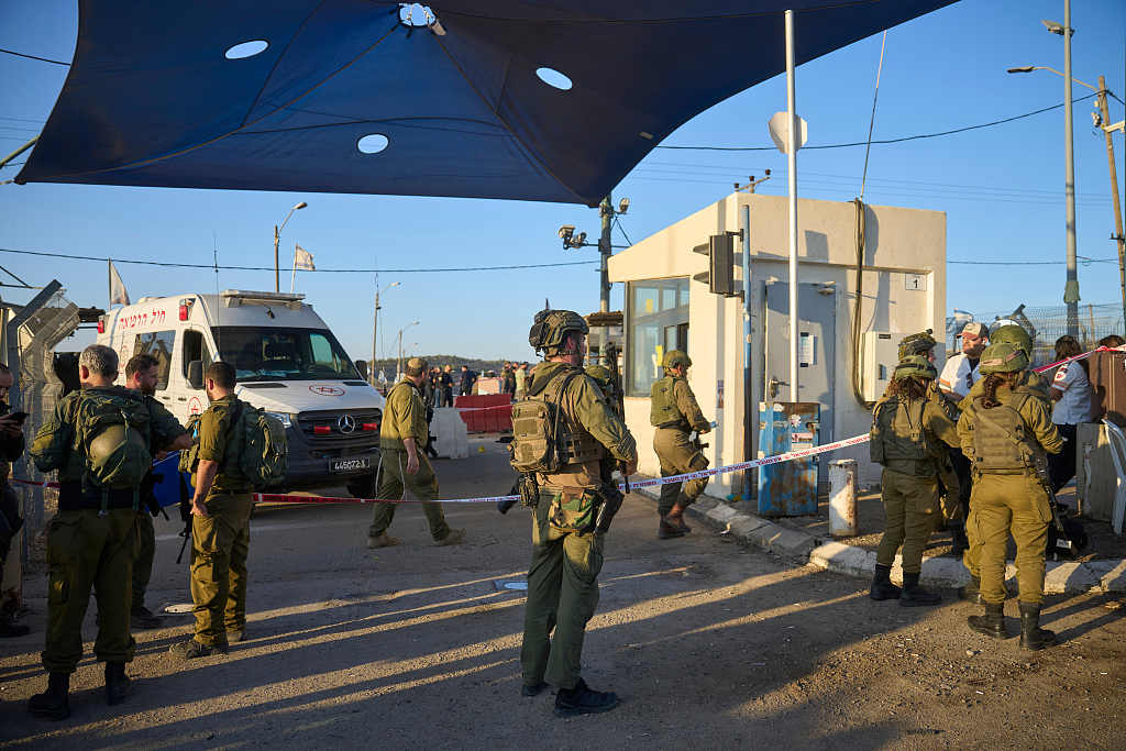 Israeli security forces inspect the scene where a Palestinian man was shot and killed after ramming his car into a security checkpoint and seriously wounding an officer, near the West Bank Jewish settlement of Beit Horon, September 23, 2026. /VCG