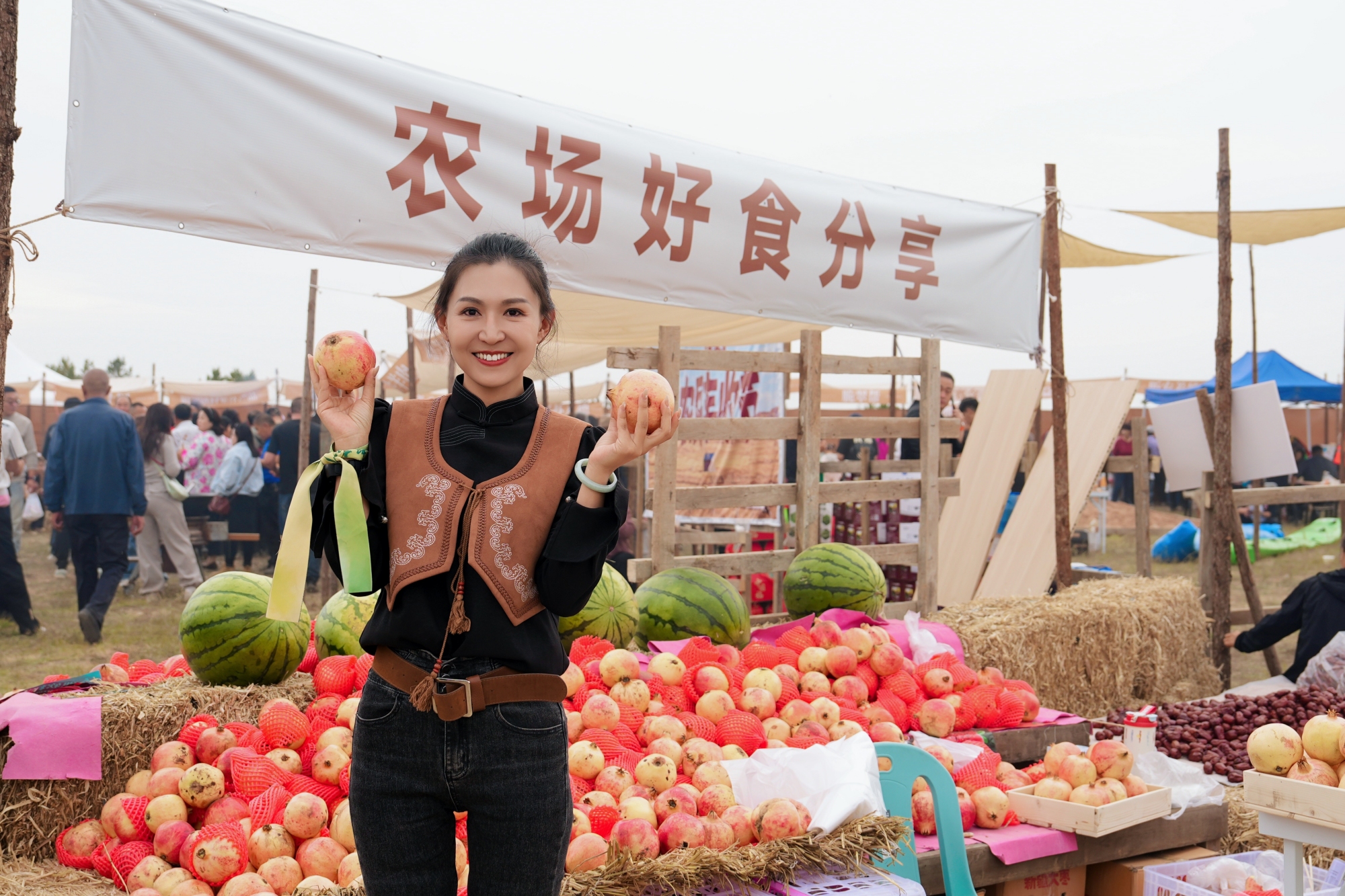 A visitor shows pomegranates from the Market Days With Movies event in Ordos, north China's Inner Mongolia Autonomous Region, on September 23, 2026. /Photo provided to CGTN