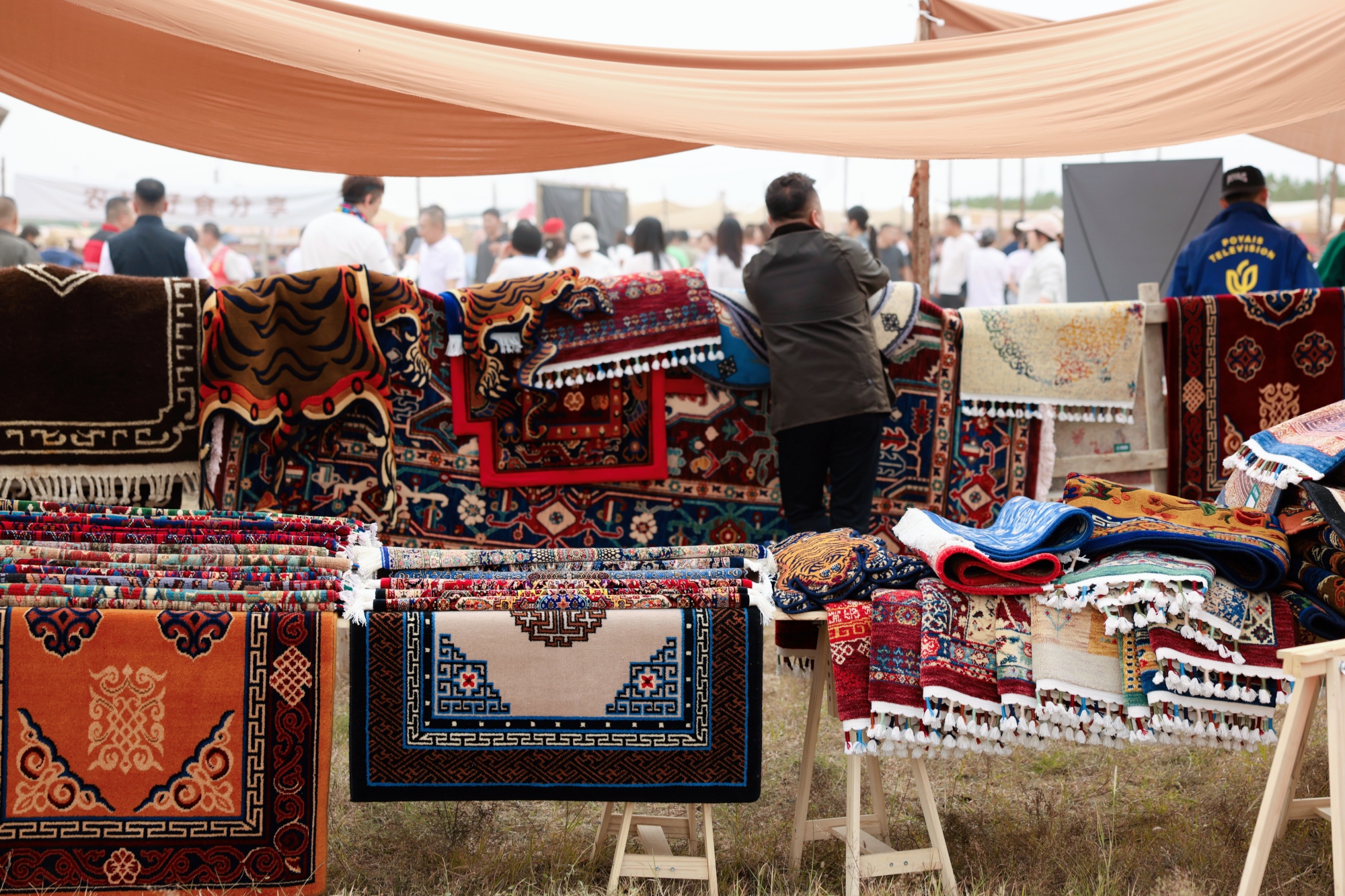 Traditional handicrafts are on display at the Market Days With Movies event in Ordos, north China's Inner Mongolia Autonomous Region, on September 23, 2026. /Photo provided to CGTN