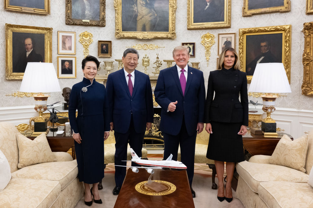 Chinese President Xi Jinping and his wife, Peng Liyuan, US President Donald Trump and his wife, Melania Trump pose for a photo in the Oval Office at the White House, Washington, D.C., the United States, September 24, 2026. /Xinhua