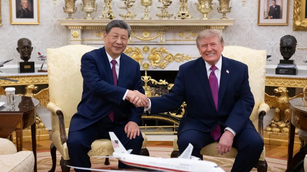 President Xi holds small-group exchanges with President Trump