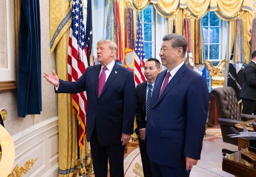 US President Donald Trump shows Chinese President Xi Jinping around the Oval Office at the White House, Washington, D.C., the United States, September 24, 2026. /Xinhua
