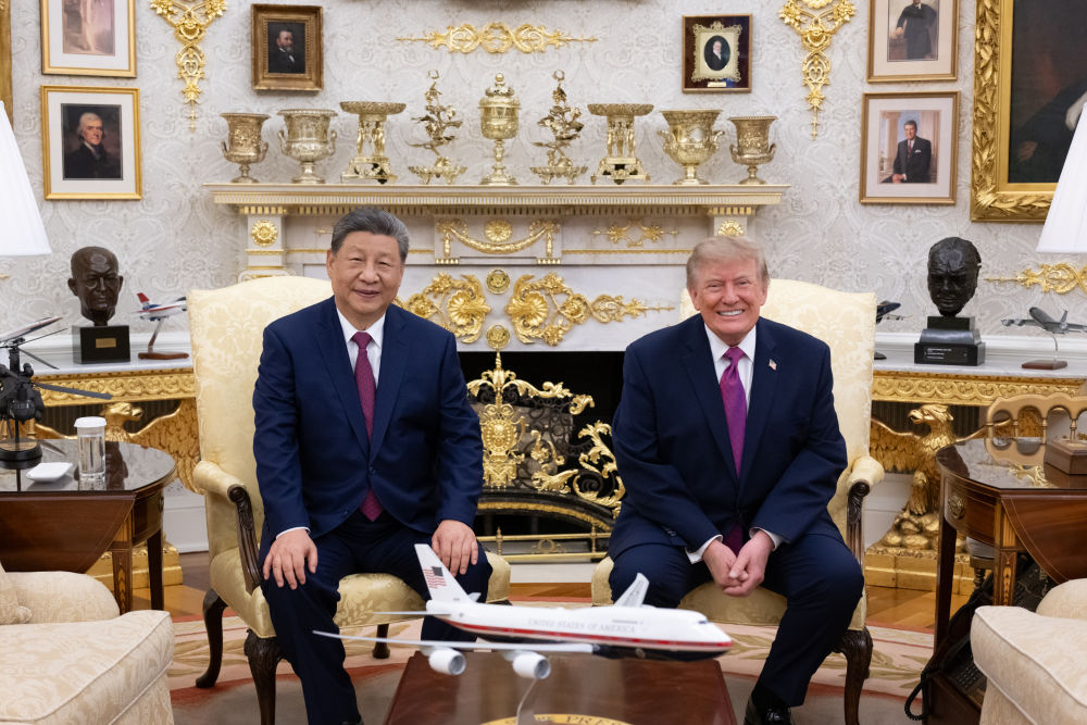 Chinese President Xi Jinping and US President Donald Trump pose for a photo in the Oval Office at the White House, Washington, D.C., the United States, September 24, 2026. /Xinhua