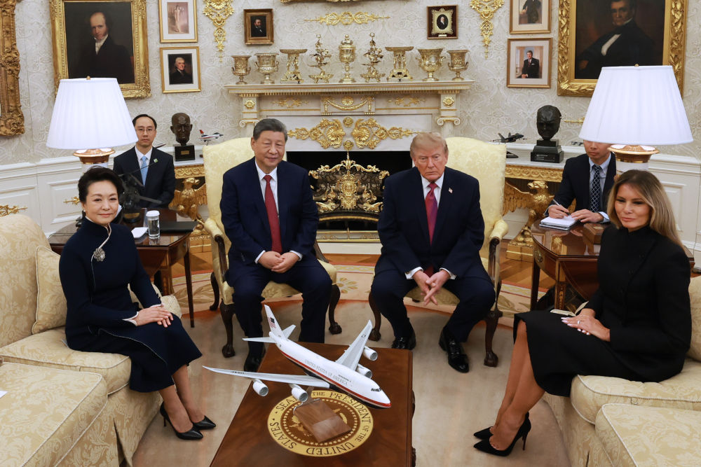 Chinese President Xi Jinping and his wife, Peng Liyuan, US President Donald Trump and his wife, Melania Trump pose for a photo in the Oval Office at the White House, Washington, D.C., the United States, September 24, 2026. /Xinhua