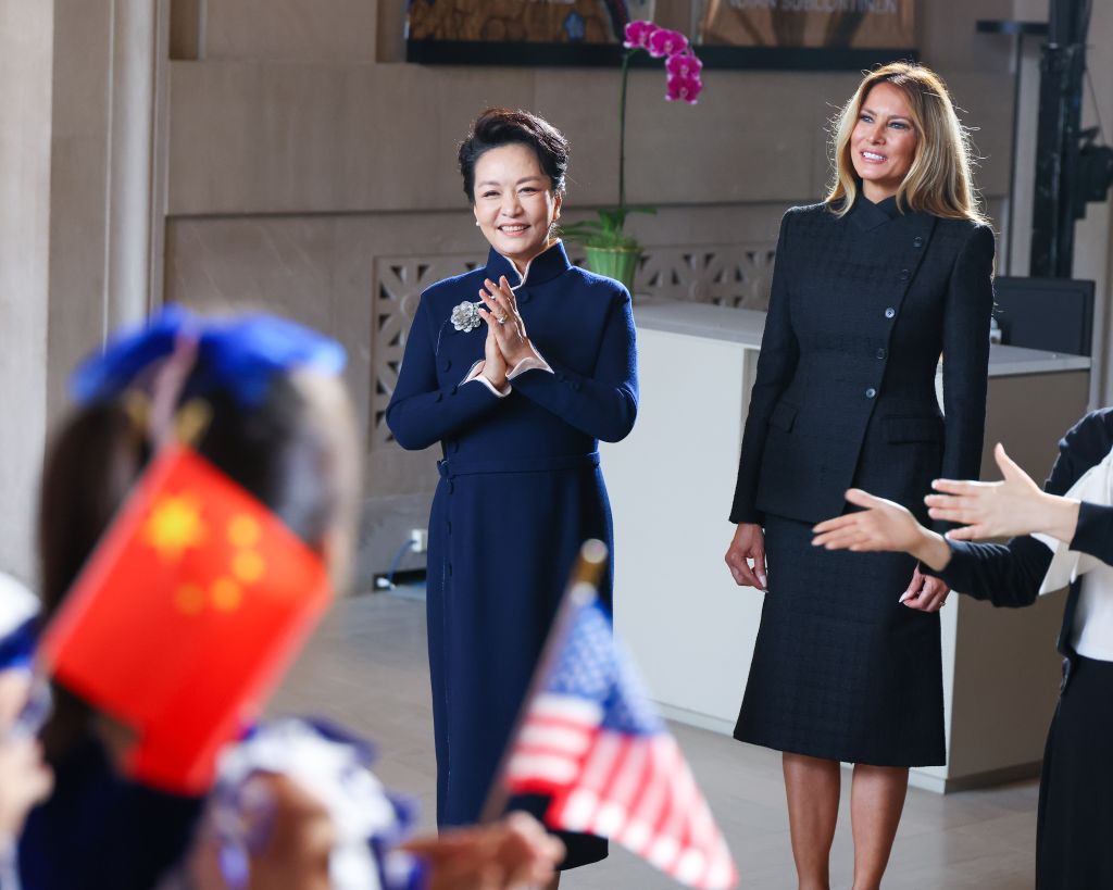 Peng Liyuan, wife of Chinese President Xi Jinping, and Melania Trump, wife of US President Donald Trump, visit the National Museum of Asian Art in Washington, D.C., the United States, September 24, 2026. /Xinhua