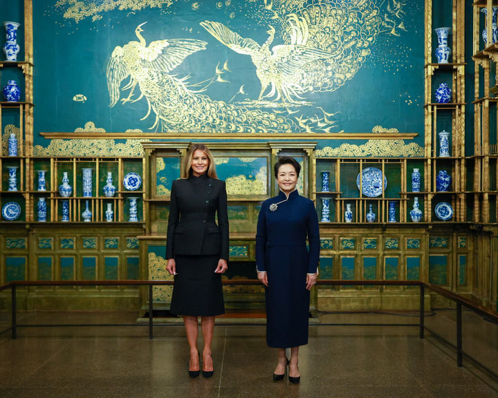 Peng Liyuan (R), wife of Chinese President Xi Jinping, and Melania Trump, wife of US President Donald Trump, visit the National Museum of Asian Art in Washington, D.C., US, September 24, 2026. /Xinhua
