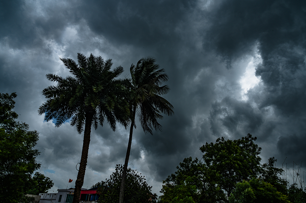 Dark clouds gather over Tehatta, West Bengal, India, September 23, 2026. /VCG