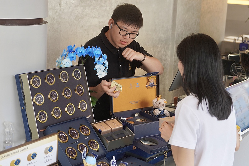 Unusual fillings are testing mooncake lovers’ appetite for adventure. A shop assistant introduces customers to caviar mooncakes in Quzhou, east China’s Zhejiang Province, on September 24, 2026. /VCG